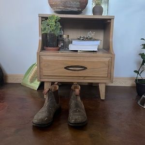 Mens size 5 very worn blundstones